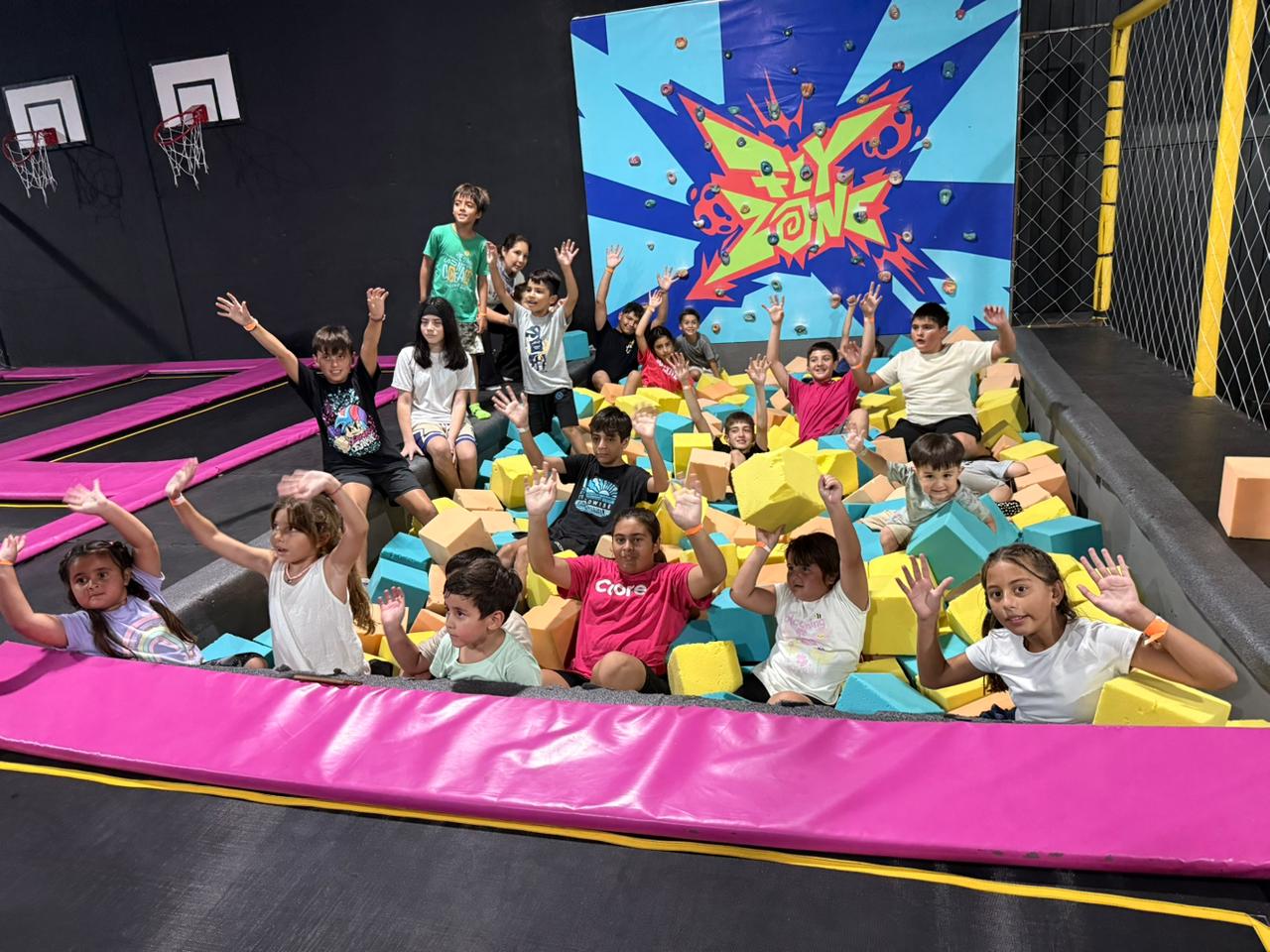 Fosa de espuma para saltos en FlyZone Park San Nicolás