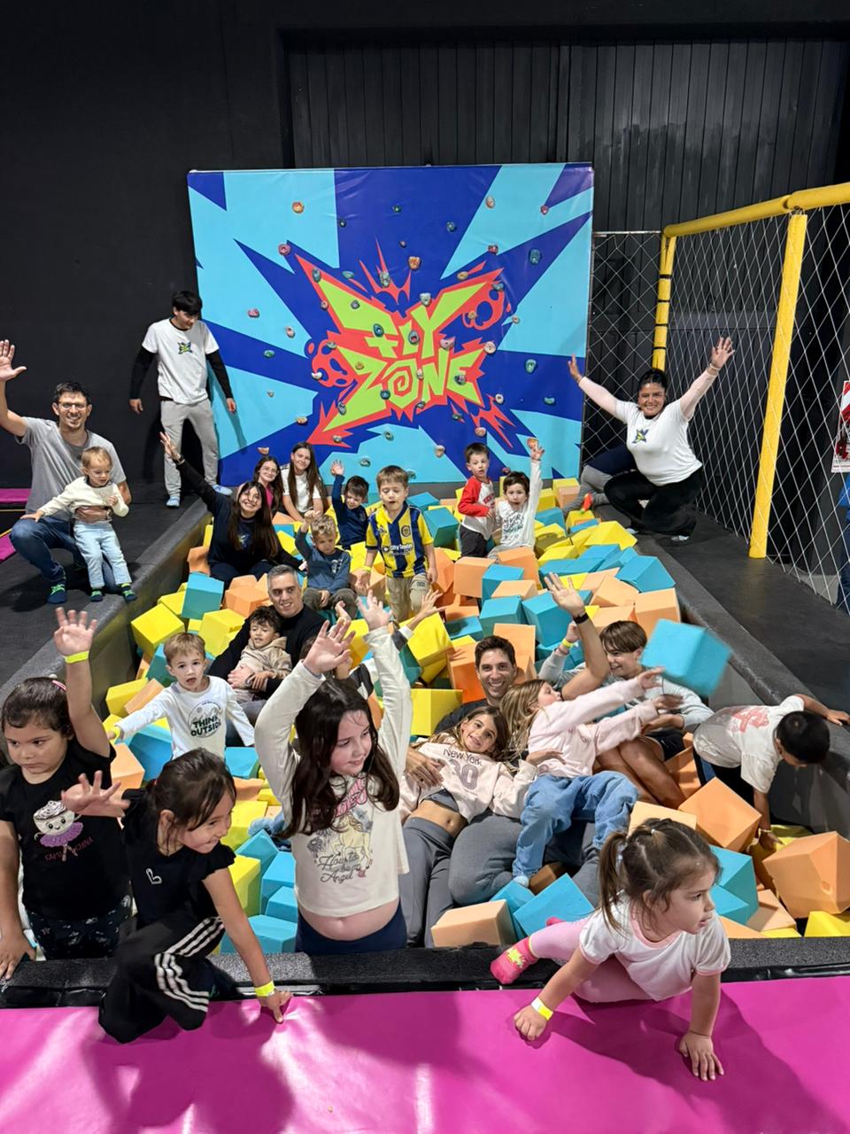 Zona de fosa de espuma y camas elásticas para chicos en FlyZone