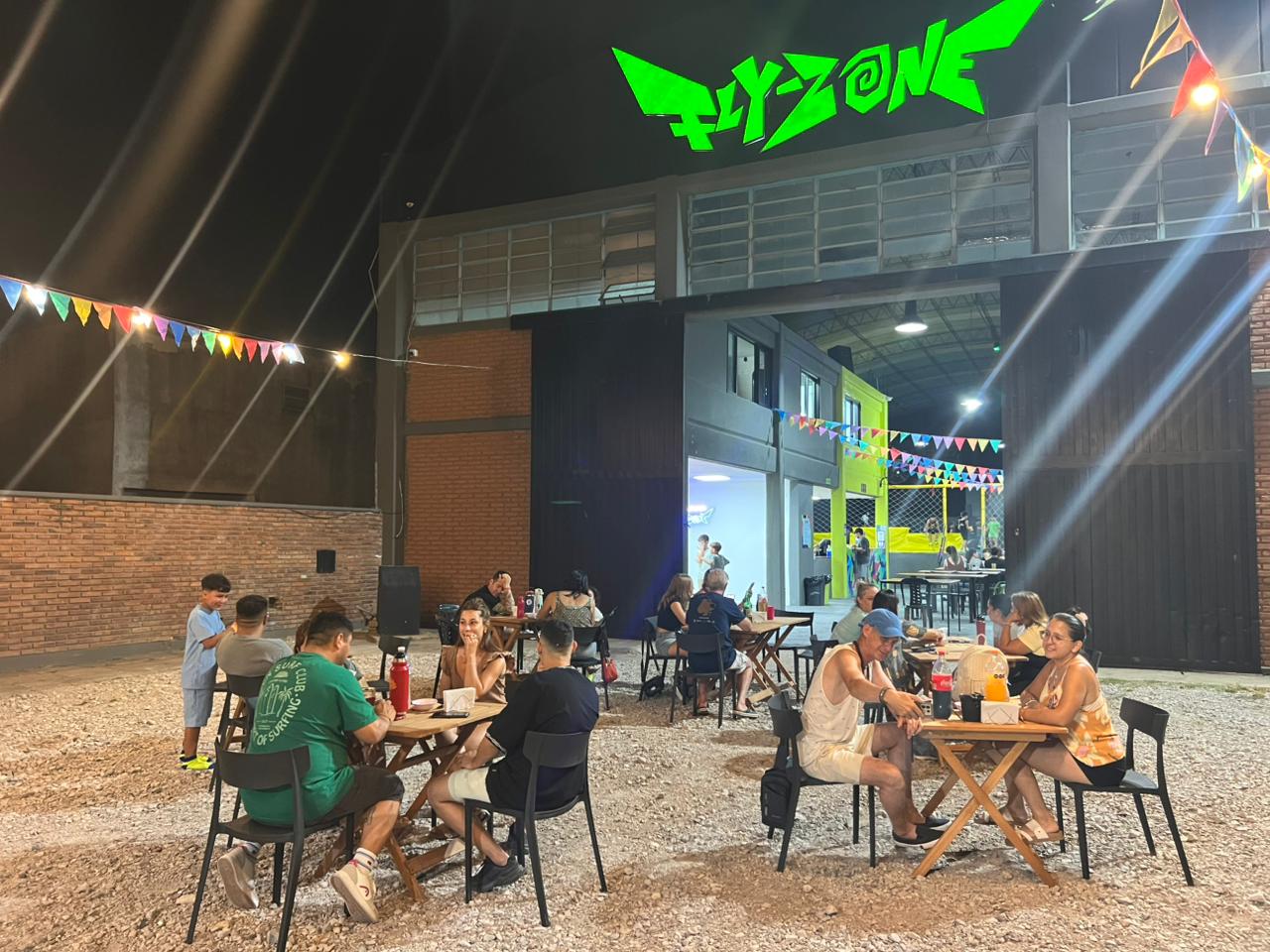 Parque de camas elásticas FlyZone Park iluminado de noche en San Nicolás